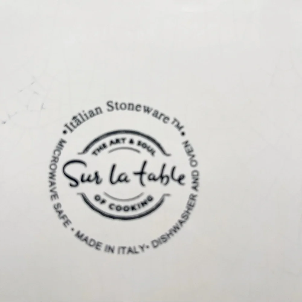 Sur la table Small Serving Dish